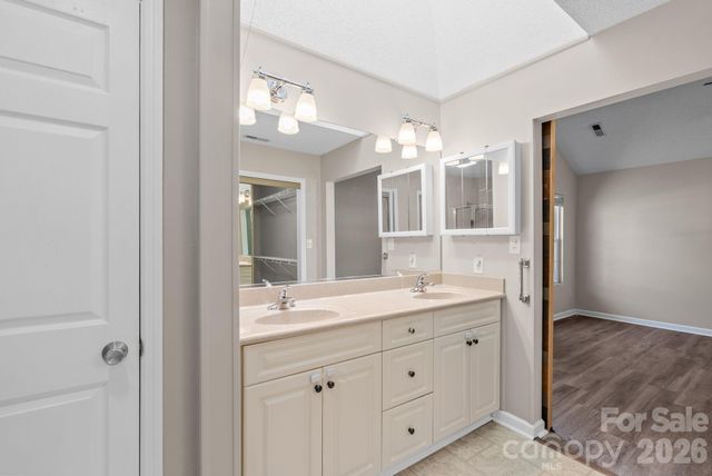 2 Gatehouse Court, Asheville, NC 28803
