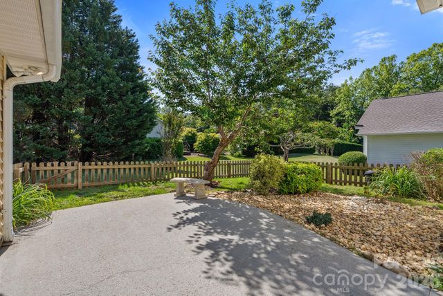 2 Gatehouse Court, Asheville, NC 28803