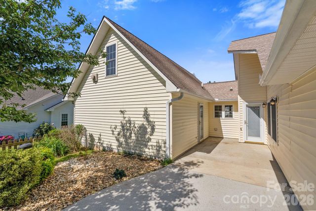 2 Gatehouse Court, Asheville, NC 28803
