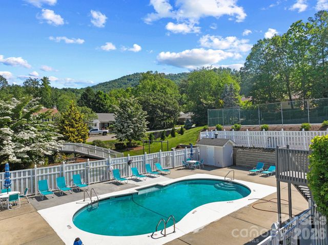 2 Gatehouse Court, Asheville, NC 28803