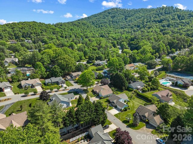 2 Gatehouse Court, Asheville, NC 28803