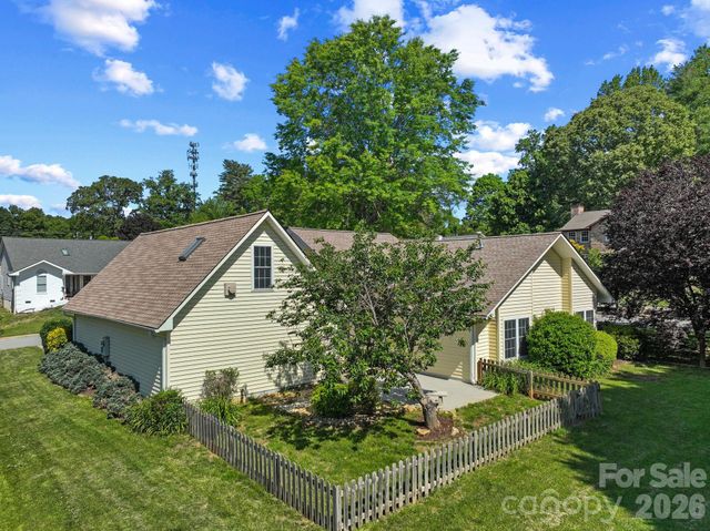 2 Gatehouse Court, Asheville, NC 28803