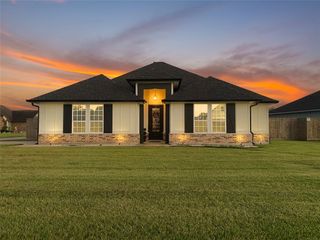 403 Green Meadows Drive, West Columbia, TX 77486