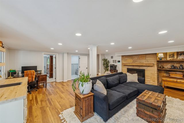 2547 S College Avenue, Tulsa, OK 74114