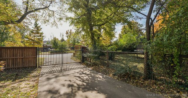 2547 S College Avenue, Tulsa, OK 74114