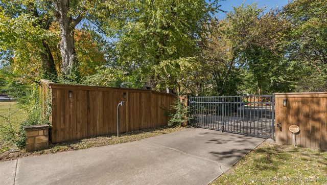 2547 S College Avenue, Tulsa, OK 74114