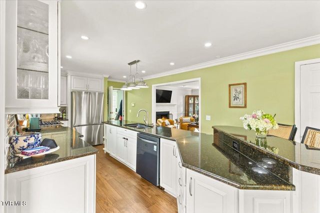 8 Parwood Court, Johnson City, TN 37601
