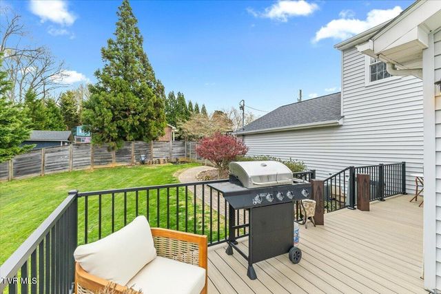 8 Parwood Court, Johnson City, TN 37601