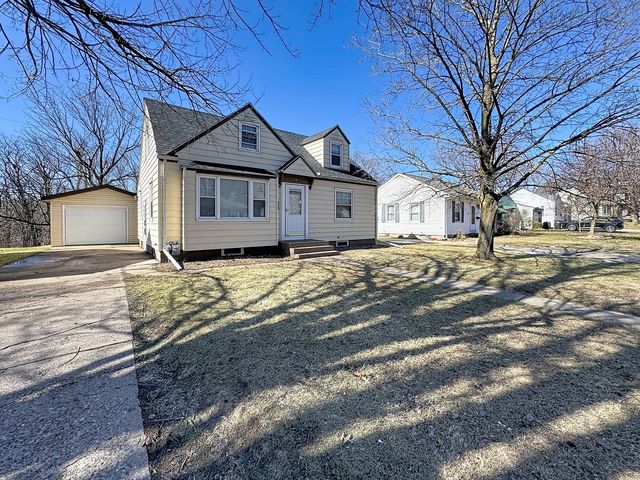 14 Blackhawk Hills Court, Rock Island, IL 61201