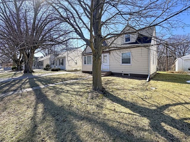 14 Blackhawk Hills Court, Rock Island, IL 61201