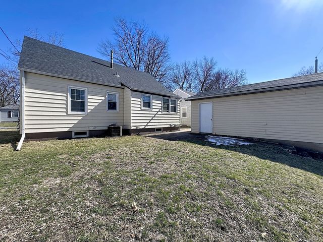 14 Blackhawk Hills Court, Rock Island, IL 61201