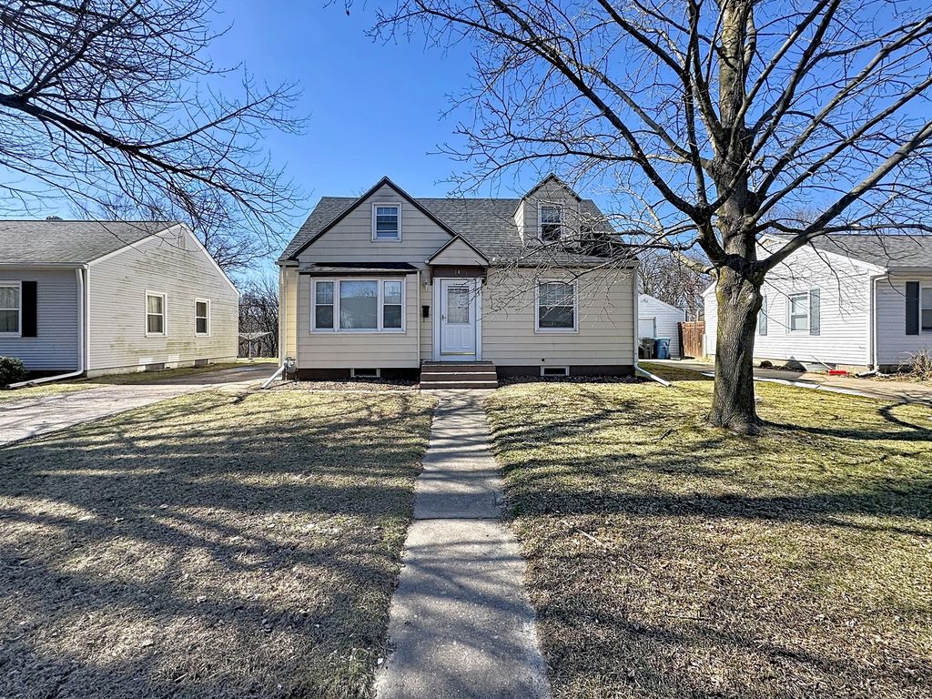 14 Blackhawk Hills Court, Rock Island, IL 61201