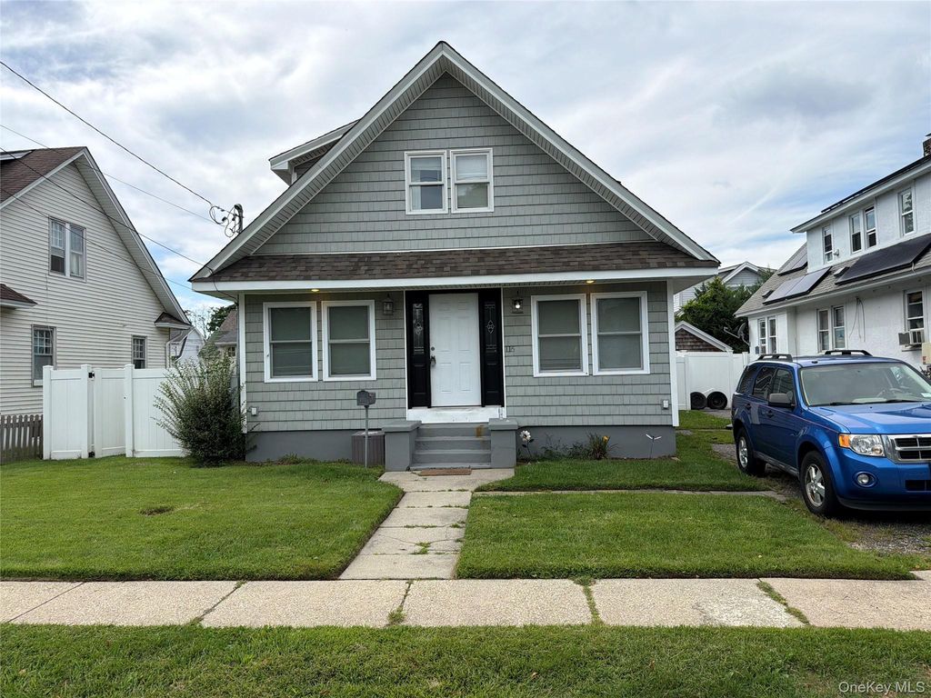116 S Clinton Avenue, Bay Shore, NY 11706 — exterior