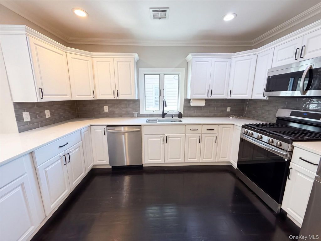 116 S Clinton Avenue, Bay Shore, NY 11706 — photo 2