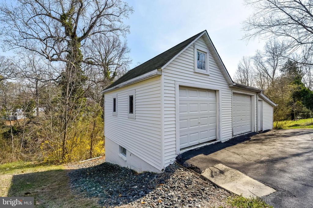 Image 7 of property listing at 23690 W PATUXENT BEACH RD, California, MD 20619