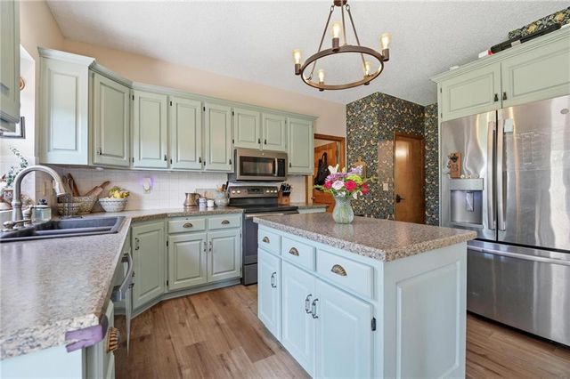 3601 SW Fleming Drive, Blue Springs, MO 64015