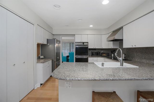 7273 Creeks Bend Court, West Bloomfield, MI 48322