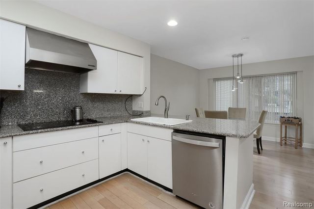 7273 Creeks Bend Court, West Bloomfield, MI 48322