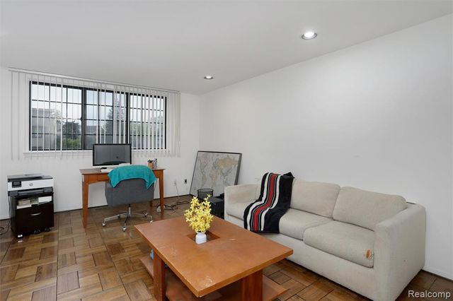 7273 Creeks Bend Court, West Bloomfield, MI 48322