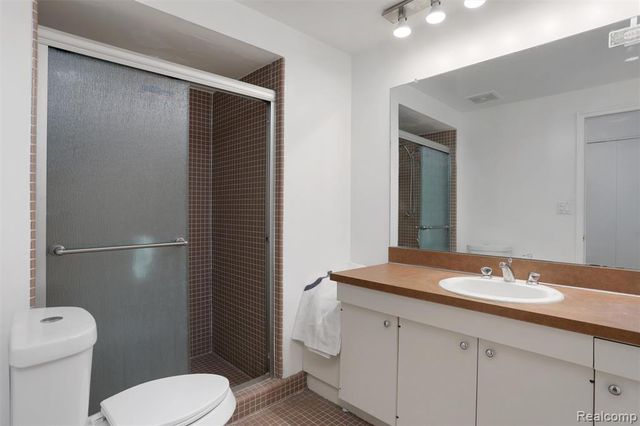 7273 Creeks Bend Court, West Bloomfield, MI 48322