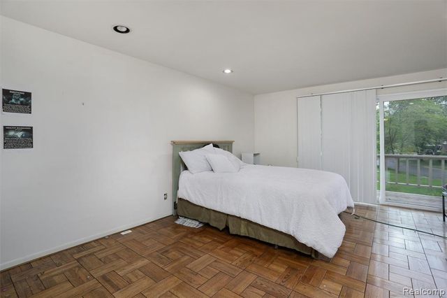 7273 Creeks Bend Court, West Bloomfield, MI 48322