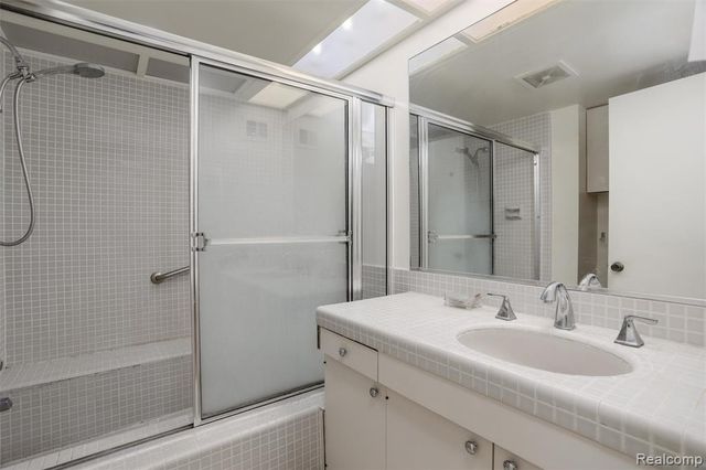 7273 Creeks Bend Court, West Bloomfield, MI 48322