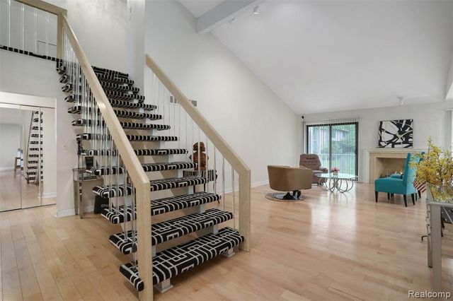 7273 Creeks Bend Court, West Bloomfield, MI 48322