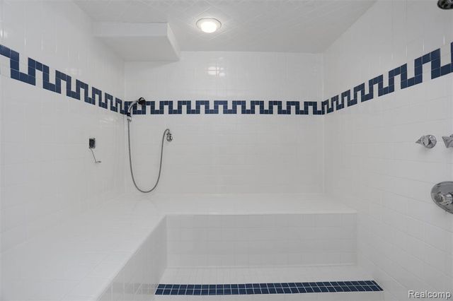 7273 Creeks Bend Court, West Bloomfield, MI 48322