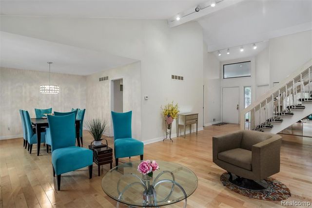 7273 Creeks Bend Court, West Bloomfield, MI 48322