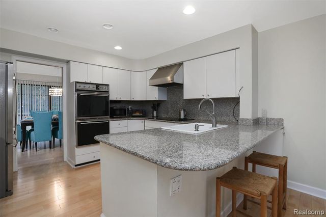 7273 Creeks Bend Court, West Bloomfield, MI 48322