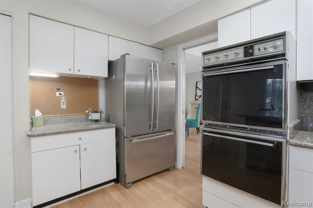 7273 Creeks Bend Court, West Bloomfield, MI 48322