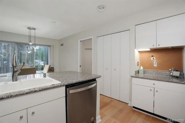 7273 Creeks Bend Court, West Bloomfield, MI 48322