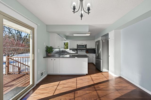 8657 Ironwood Trail N, Lake Elmo, MN 55042