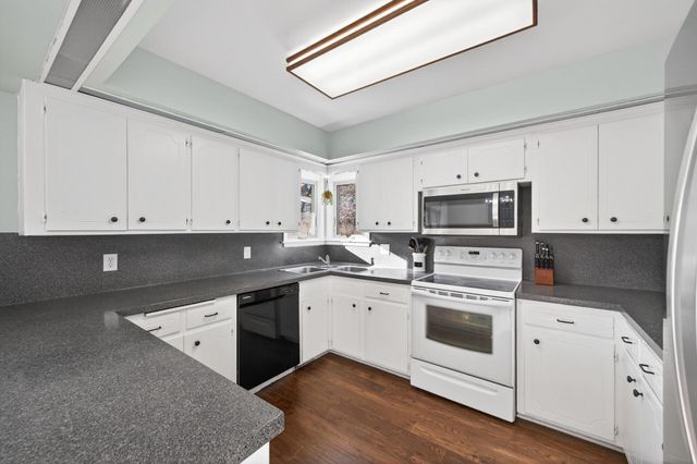 8657 Ironwood Trail N, Lake Elmo, MN 55042