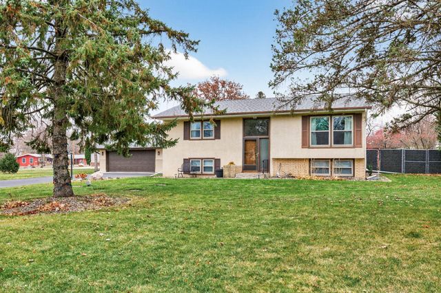 8657 Ironwood Trail N, Lake Elmo, MN 55042