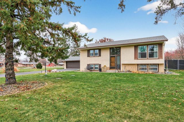 8657 Ironwood Trail N, Lake Elmo, MN 55042