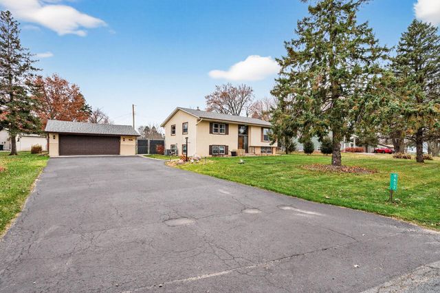 8657 Ironwood Trail N, Lake Elmo, MN 55042