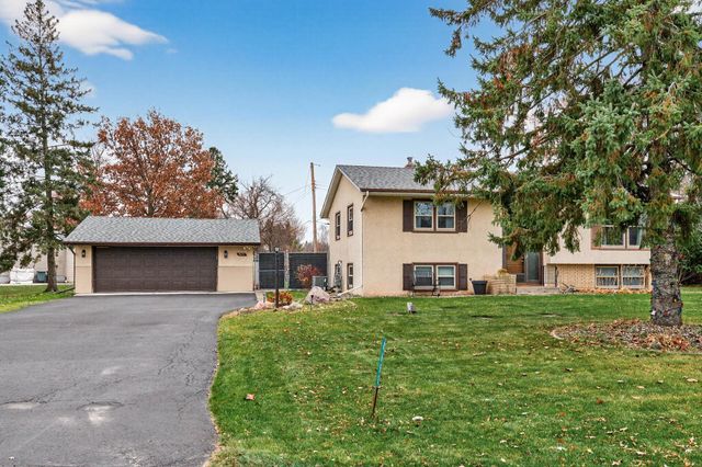 8657 Ironwood Trail N, Lake Elmo, MN 55042