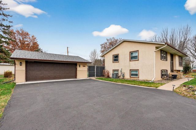 8657 Ironwood Trail N, Lake Elmo, MN 55042