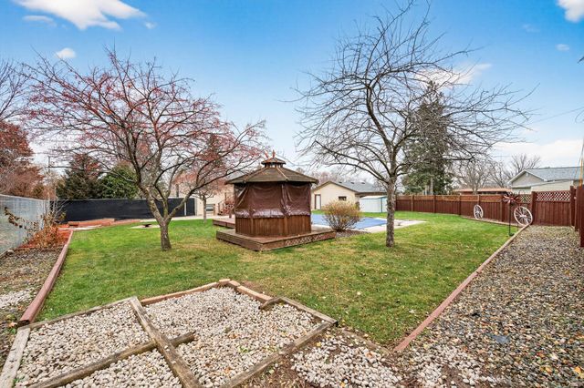 8657 Ironwood Trail N, Lake Elmo, MN 55042