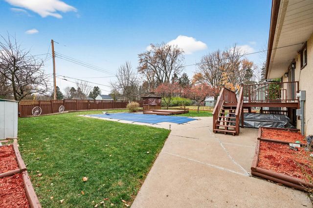 8657 Ironwood Trail N, Lake Elmo, MN 55042