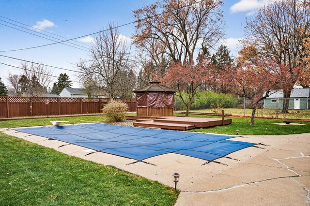 8657 Ironwood Trail N, Lake Elmo, MN 55042