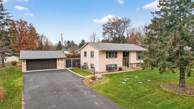 8657 Ironwood Trail N, Lake Elmo, MN 55042