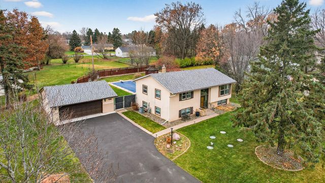 8657 Ironwood Trail N, Lake Elmo, MN 55042