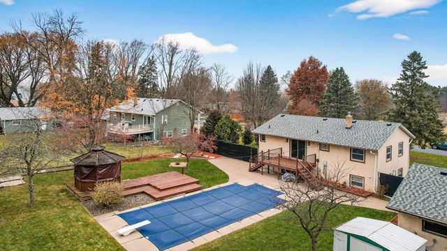 8657 Ironwood Trail N, Lake Elmo, MN 55042