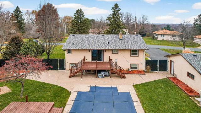 8657 Ironwood Trail N, Lake Elmo, MN 55042