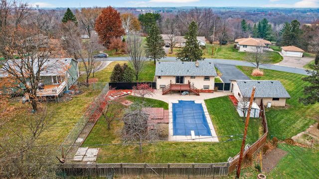 8657 Ironwood Trail N, Lake Elmo, MN 55042