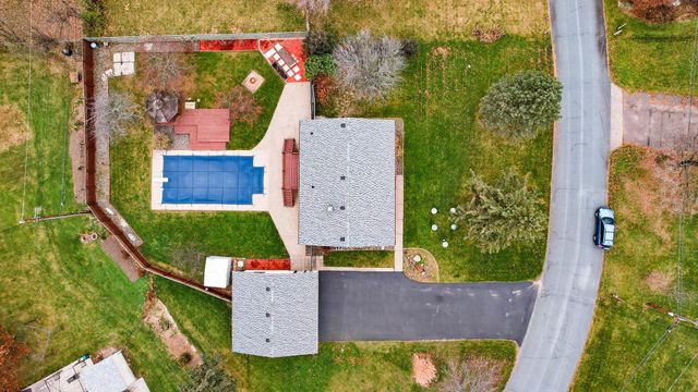 8657 Ironwood Trail N, Lake Elmo, MN 55042