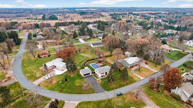 8657 Ironwood Trail N, Lake Elmo, MN 55042