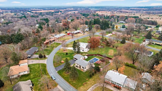 8657 Ironwood Trail N, Lake Elmo, MN 55042